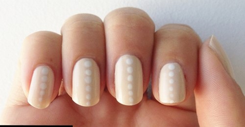 manucure simple beige à pois