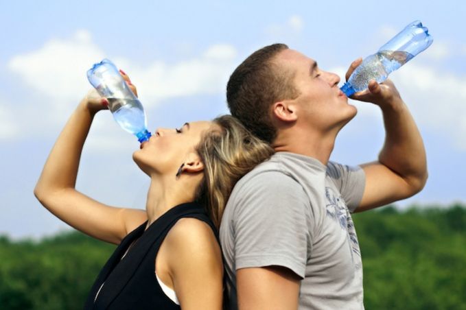 Raisons de boire plus d'eau pour un corps en meilleur santé