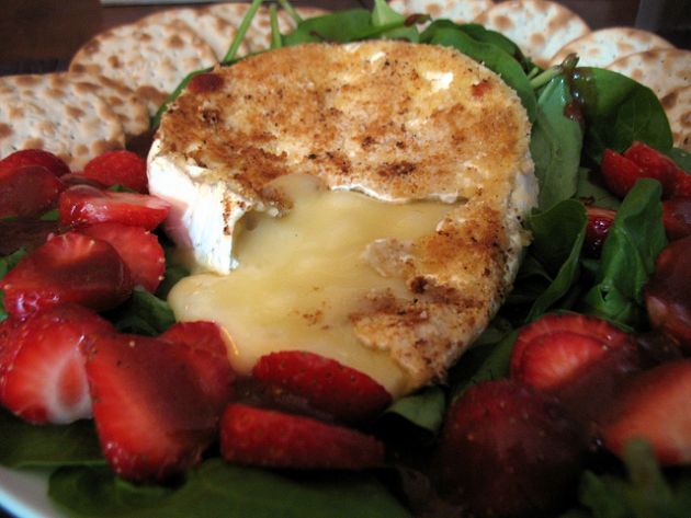 Camembert cuit au four coulant avec des fraises