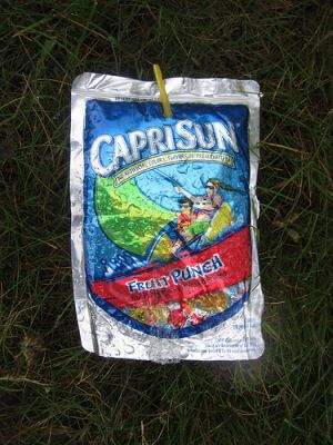 Caprisun dans l'herbe