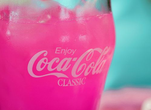 Verre de Coca-Cola rose fluo