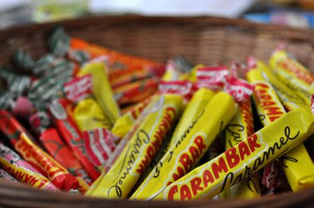 Carambars jaune dans un panier