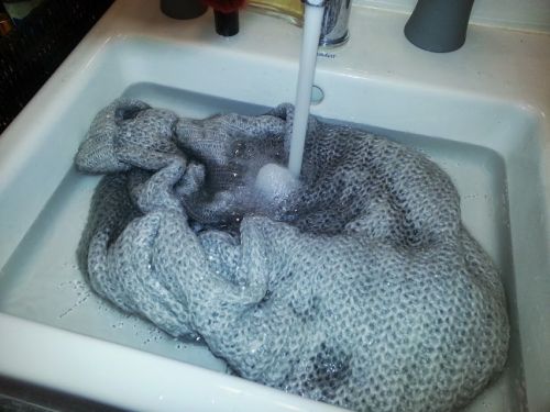 comment laver à la main un pull en laine