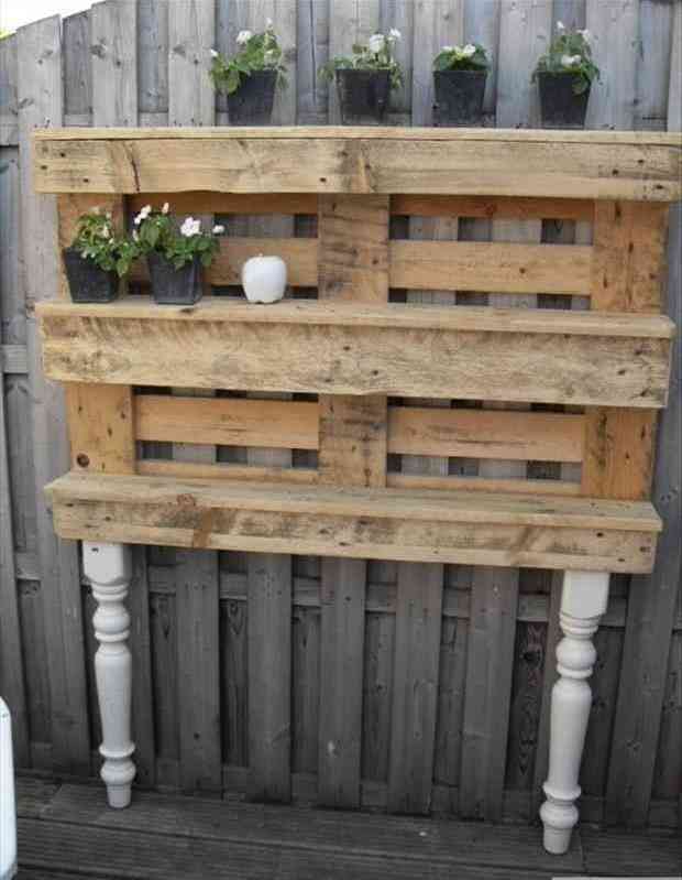 recycler une palette en bois en étagère jardin
