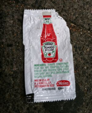 Sachet ketchup heinz par terre