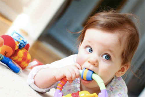 " Le Petit Journal Quotidien " Maria21 - Page 11 Nettoie-jouets-enfants